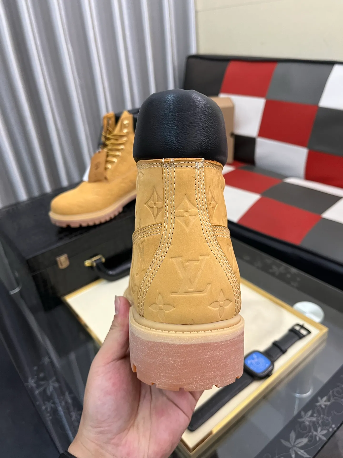 Ex-factory price: 458⌚️⌚️LV x Timberland Timberland joint model Presbyopia Embossed Rhubarb Boots Ankle Boots Short Boots LV x Timberland ankle boots are made of Monogram embossed waterproof nubuck cow leather, relying on the brand's exquisite craftsmanship to carefully reshape the classic Timberland 6-inch boot shape in Italy, with an eye-catching American workwear style. Created by Pharrell Williams 2025 autumn and winter menswear show. Monogram embossed tongue, original Timberland laces and outsole are exquisite details, and the leather label expresses the cooperation logo. Exquisite packaging at the delivery counter🛍📦 ▪️Material: Original customized imported first-layer cowhide ▪️Inner lining: Original customized leather lining/mesh lining ▪️Outsole: Original molded rubber material ▪️Sole thickness: 3.5CM ▪️Size: 38-44